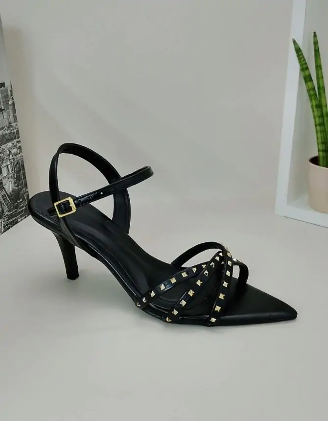 SANDALIA VIVIANE MEIA CANA TACHAS DOURADAS PRETO - Código 700